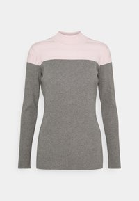 Sweter z prążkowanym kołnierzem typu golf, z różowo-szarym wzorem w blokach kolorystycznych. Długie rękawy i dopasowany krój. Miękka tekstura, lekka tkanina.