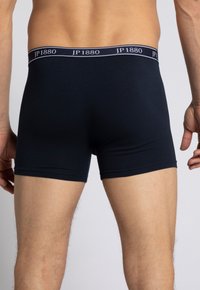 Tmavě modré tkaninové boxerky s elastickým páskem značky JP 1880, s hladkým povrchem a přiléhavým střihem.