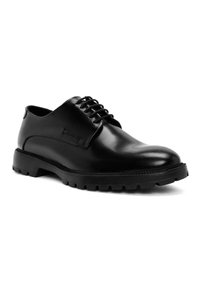 Scarpa nera in pelle con lacci, finitura liscia, punta rotonda e suola in gomma testurizzata con dettagli per la trazione. Presenti elementi di design classico.