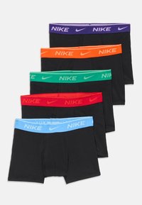 Pet parova crnih Nike bokserica s elastičnim pojasom u bojama: ljubičasta, narančasta, zelena, crvena i plava, s logom Nike.