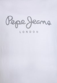 T-shirt bianco in cotone con testo in glitter argento "Pepe Jeans" sopra "LONDON," con una texture liscia e un design casual.