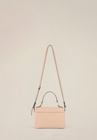 Jasnoróżowa skórzana torebka z odpinanym długim paskiem, uchwytem u góry i złotym zamkiem błyskawicznym. Teksturowana powierzchnia i minimalistyczny design.