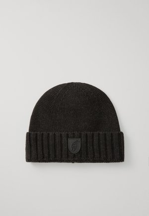 Svart strikket lue med ribbestrikket kant. Har et teksturert stoff og en liten, svart, skjoldformet logo på fronten.