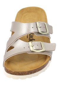 Sandales en faux cuir gris clair avec deux boucles ajustables, semelle en liège et semelle en caoutchouc blanc. Conçues pour le confort et la stabilité.