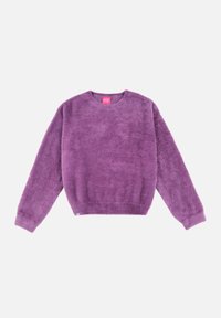 Pull en laine violet pelucheux avec des manches longues, un col rond et une surface texturée. Ourlets et poignets côtelés. Étiquette visible au niveau du col.