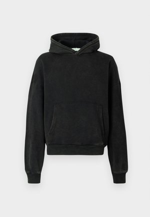 Schwarzes Kapuzen-Sweatshirt mit einer Fronttasche, gerippten Bündchen und Saum. Das Material wirkt leicht strukturiert mit einem verblichenen Finish.