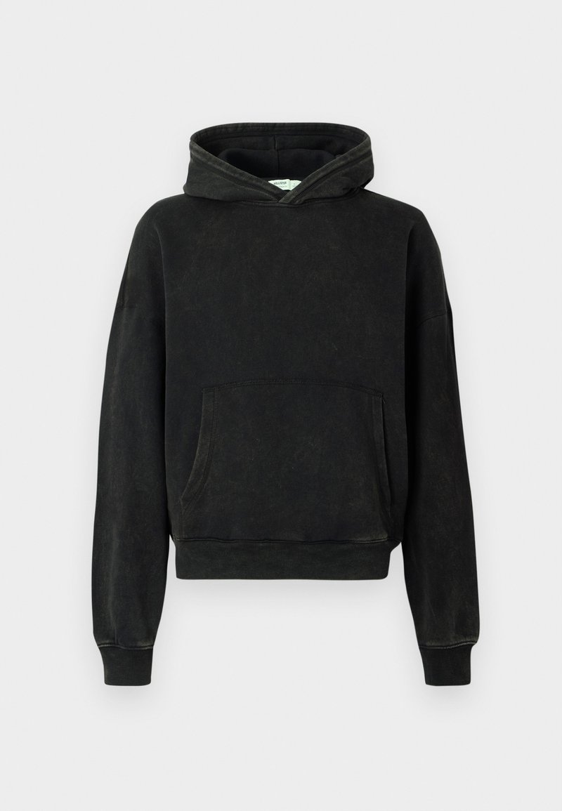 Felpa nera con cappuccio, tasca frontale, polsini e fondo a costine. Il materiale sembra leggermente strutturato con una finitura sbiadita.