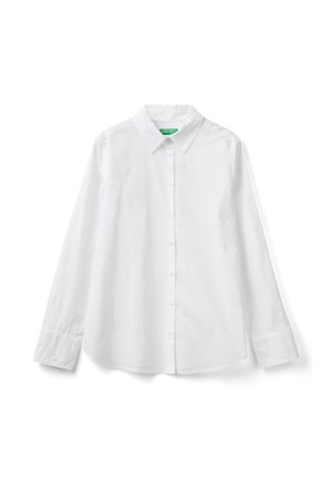 Bílá košile s dlouhým rukávem vyrobená z bavlny, s knoflíkovým zapínáním vpředu, špičatým límcem a rovného spodního lemu. Hladká textura s minimem detailů.