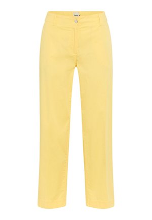 Gelbe, gerade geschnittene Hosen mit vorderem Knopf- und Reißverschluss, Gürtelschlaufen und Seitentaschen, auf weißem Hintergrund dargestellt.