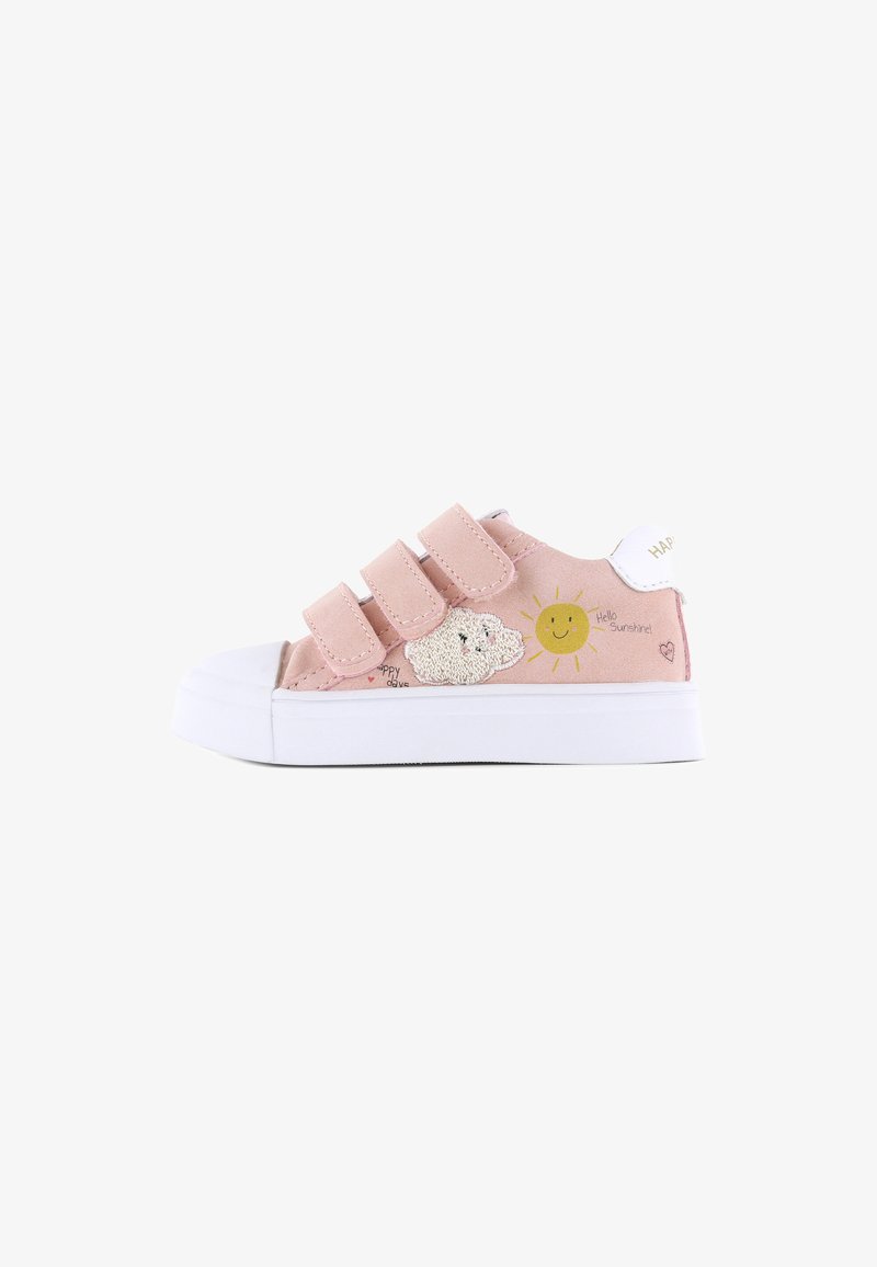 Roze suède sneaker met een witte rubberen zool. Voorzien van drie klittenbandsluitingen en geborduurde accenten van een wolk, zon en tekst aan de zijkant.