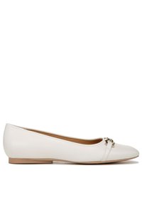 Witte leren balletschoenen met een ronde neus, een platte hak en een decoratieve gouden acccent op de bovenkant. Gladde textuur.