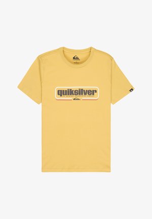 Żółty t-shirt z krótkim rękawem z logo "quiksilver" i napisem "The Original Boardriding Company" umieszczonym na środku przodu.