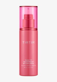 Vaaleanpunainen pullo, jossa on läpinäkyvä kansi ja suihkeannostelija. Etupuolella teksti "MASK FIT WATERPROOF SETTING SPRAY," 80 ml.