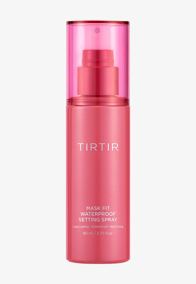 Vaaleanpunainen pullo, jossa on läpinäkyvä kansi ja suihkeannostelija. Etupuolella teksti "MASK FIT WATERPROOF SETTING SPRAY," 80 ml.