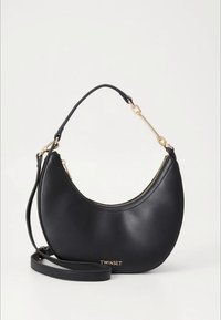 Czarna skórzana torebka o zakrzywionym kształcie, z złotymi akcentami i zamkiem błyskawicznym. Posiada odpinany pasek na ramię.