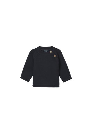Dunkelblauer, gestrickter Pullover mit langen Ärmeln, rundem Ausschnitt und zwei Holzknöpfen an der linken Schulter. Strukturierter Stoff mit gerippten Bündchen.