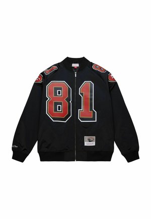 Schwarze Bomberjacke mit roten und weißen Zahlen 81 auf der Vorderseite und an den Ärmeln. Verfügt über einen Reißverschluss und gerippte Bündchen und Saum. Gewebtes Etikett an der unteren Seite.