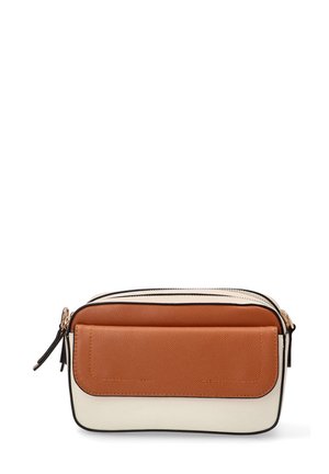 Bolso de cosmetics rectangular con un frente de cuero marrón suave y un cuerpo crema, con ribetes negros y un detalle de cremallera dorada.