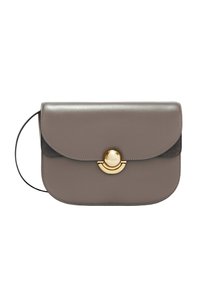 Piccola borsa crossbody in pelle taupe con pattina rotonda e chiusura circolare centrale dorata, posizionata su uno sfondo bianco.