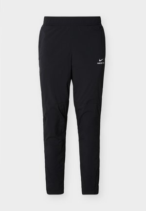 Zwarte Nike Pro sportbroek met elastische tailleband en smal taps toelopende pijpen, met een klein wit logo op het bovenbeen.