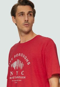 s.Oliver MIT FLAMMGARNSTRUKTUR - T-shirt print - himbeere