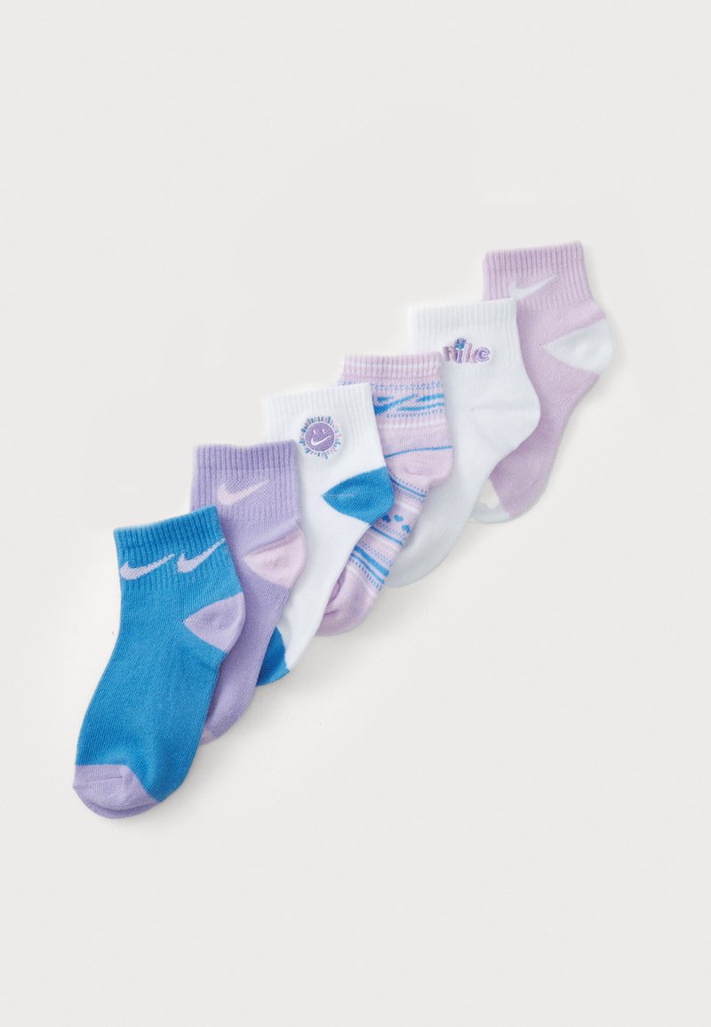 Set aus sieben Knöchelsocken in verschiedenen Blautönen, Violett und Weiß; umfasst einfarbige Modelle, Streifen und ein Logo-Detail.