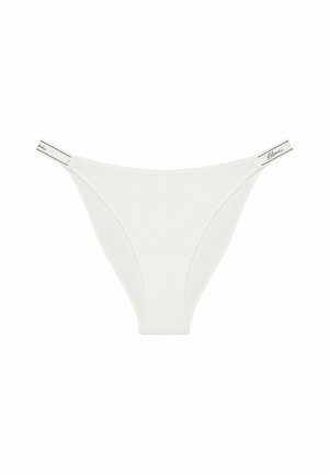 Białe stringi wykonane z miękkiej tkaniny, o prostym wzorze z cienkimi bocznymi paskami i metką z logo na pasku w talii.