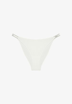 Białe stringi wykonane z miękkiej tkaniny, o prostym wzorze z cienkimi bocznymi paskami i metką z logo na pasku w talii.