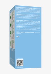 Blauwe kartonnen doos met informatie over huidverzorgingsproducten in meerdere talen. Belangrijke kenmerken zijn een QR-code en ecocertificeringssymbolen.