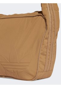 Borsa a spalla in poliestere marrone con texture imbottita, caratterizzata da un logo in rilievo e tre strisce diagonali lungo il lato.