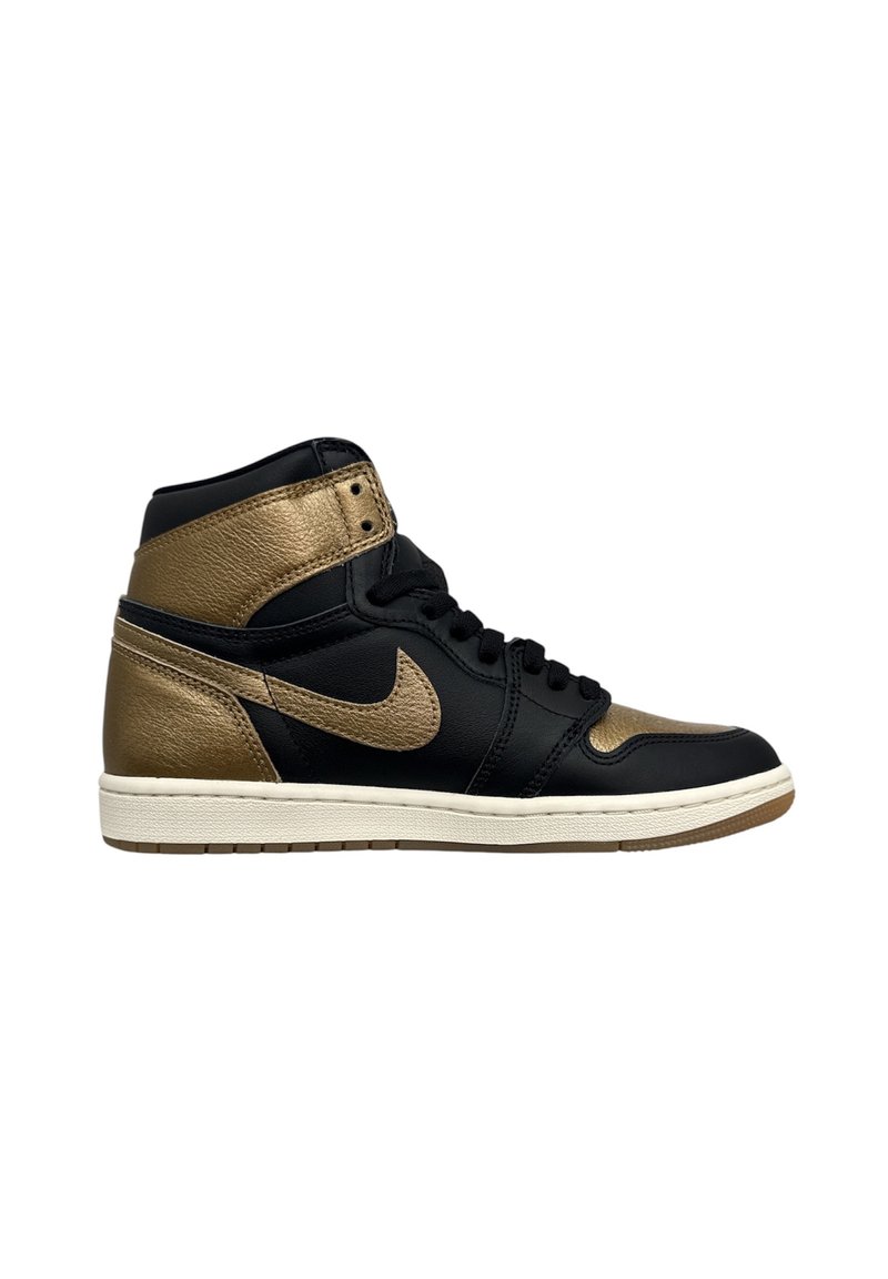 Zapatillas altas con cuero negro y dorado metálico, con un acento dorado texturizado, cordones negros y una suela de goma blanca.