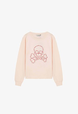 Suéter rosa claro de manga larga con puños acanalados y un diseño cosido de calavera roja y huesos cruzados en el pecho.