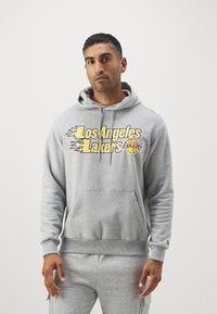 Felpa grigia con tasca frontale, con grafica testuale in giallo e viola "Los Angeles Lakers". Tessuto morbido, polsini e orlo a coste.