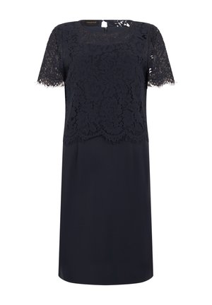 Donkerblauwe, knielange jurk met een bloemrijke kanten overlay op het lijfje en korte kanten mouwen, voorzien van een ronde halslijn en een knoopsluiting aan de achterkant.