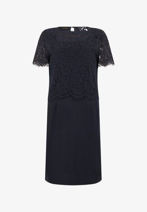 Donkerblauwe, knielange jurk met een bloemrijke kanten overlay op het lijfje en korte kanten mouwen, voorzien van een ronde halslijn en een knoopsluiting aan de achterkant.