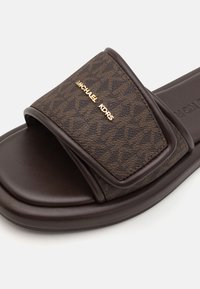 MICHAEL Michael Kors SUKI FLAT SLIDE - Papuci - brown