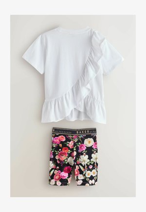 Weißes kurzärmeliges Oberteil mit gerafftem, schrägem Überwurf, kombiniert mit schwarzen Shorts mit Blumenmuster und einem Taillenbund mit Markenlogo.