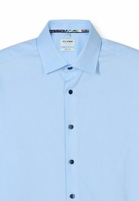 Hellblaues Hemd mit Knöpfen aus strukturiertem Stoff, schwarzen Knöpfen und einem gemusterten Innenkragen. Es besitzt einen spitzen Kragen und eine taillierte Passform.