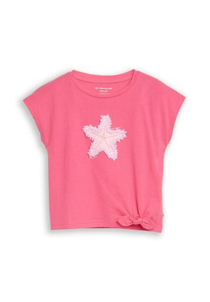 Różowy, dziewczęcy T-shirt z krótkim rękawem, z teksturowanym białym motywem rozgwiazdy na piersi oraz węzłem na dolnym brzegu.