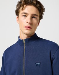 Giacca zip-up blu navy realizzata in materiale morbido, con un colletto alto e un piccolo logo ricamato sul lato sinistro del petto.