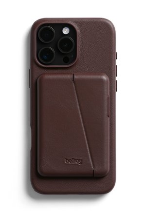 Braune Lederhandyhülle mit strukturierter Oberfläche und einem Fach für Karten. Verfügt über präzise Öffnungen für Kamera und Tasten. Markenname geprägt.