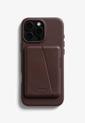 Custodia per telefono in pelle marrone con finitura testurizzata e uno scomparto per carte. Presenta aperture precise per fotocamera e pulsanti. Nome del marchio impresso.