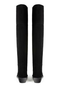 Cizme negre din suede, până la genunchi, cu un design elegant, având un toc mic, rotund și un finisaj neted. Fără hardware vizibil sau modele.