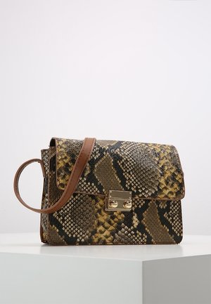 Torba na ramię w kolorze brązowo-czarnym z wzorem skóry węża, z zapięciem w złotym odcieniu, spoczywająca na białej powierzchni na jednolitym tle.