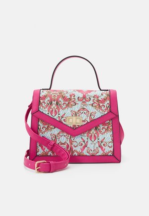 Sac à main avec garniture et poignée en cuir rose, fond bleu et motif floral orné rose et or, avec une fermeture rectangulaire dorée.