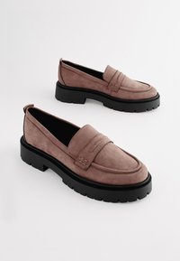 Suède loafers in lichtroze met een ronde neus en een dikke zwarte rubbere zool. Beschikt over gestikte accenten en een laag hakontwerp.