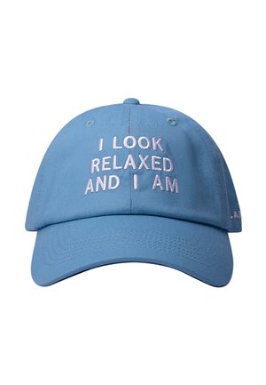 Blauwe honkbalpet met witte geborduurde tekst "IK LIJK ONTSPANNEN EN DAT BEN IK" op het voorpaneel.