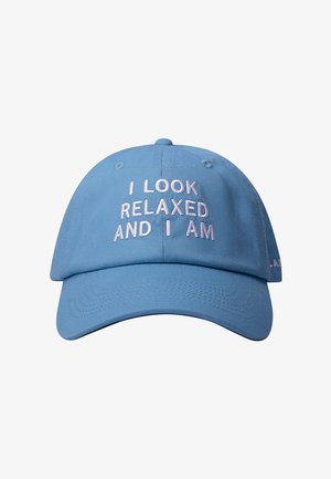 Blauwe honkbalpet met witte geborduurde tekst "IK LIJK ONTSPANNEN EN DAT BEN IK" op het voorpaneel.