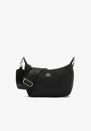 Černá nylonová taška s zakřiveným tvarem. Má stříbrné logo, texturovaný nastavitelný popruh a horní zipové uzavření.