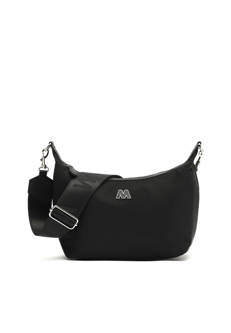 Černá nylonová taška s zakřiveným tvarem. Má stříbrné logo, texturovaný nastavitelný popruh a horní zipové uzavření.